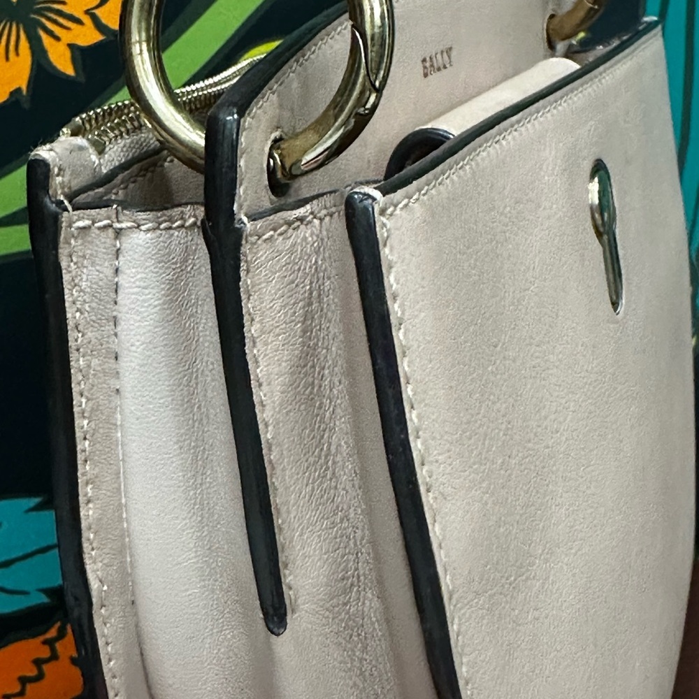Bally Ceycle Leather Shoulder Bag | Made in Italy | Keyhole Hardware - Picture 6 of 11